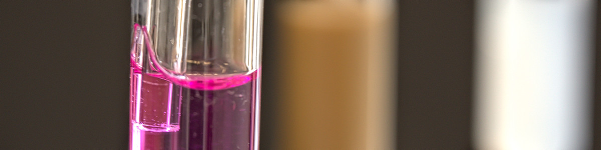 Reagenzglas mit farbiger Flüssigkeit