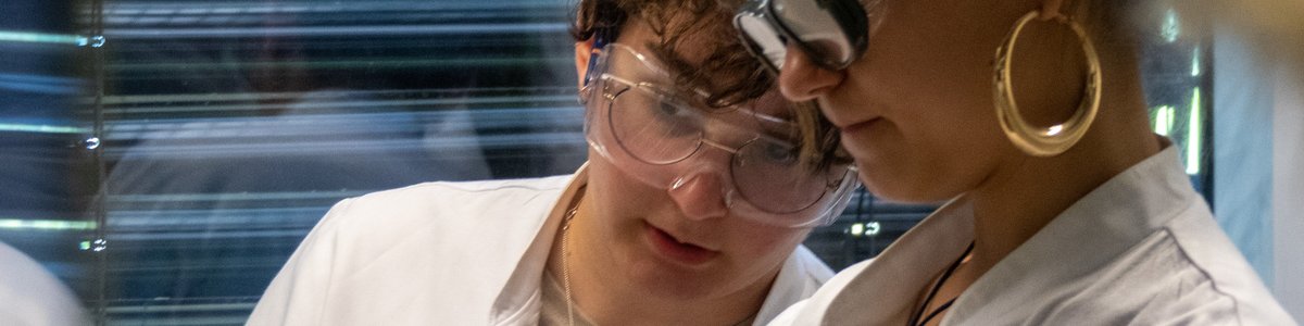 [Translate to English:] Teilnehmende im Chemie-Labor
