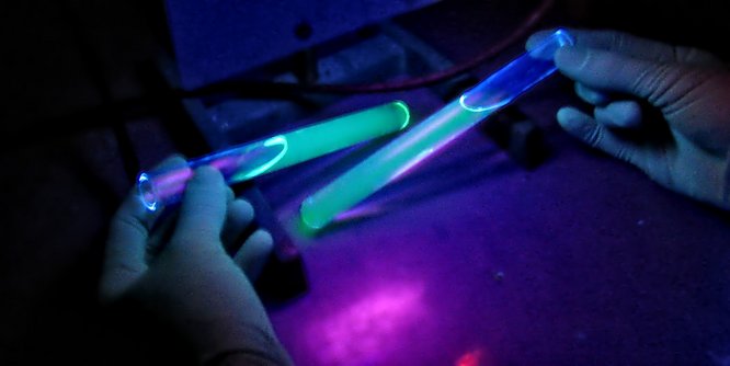 Fluoreszierende Lösungen unter UV-Licht