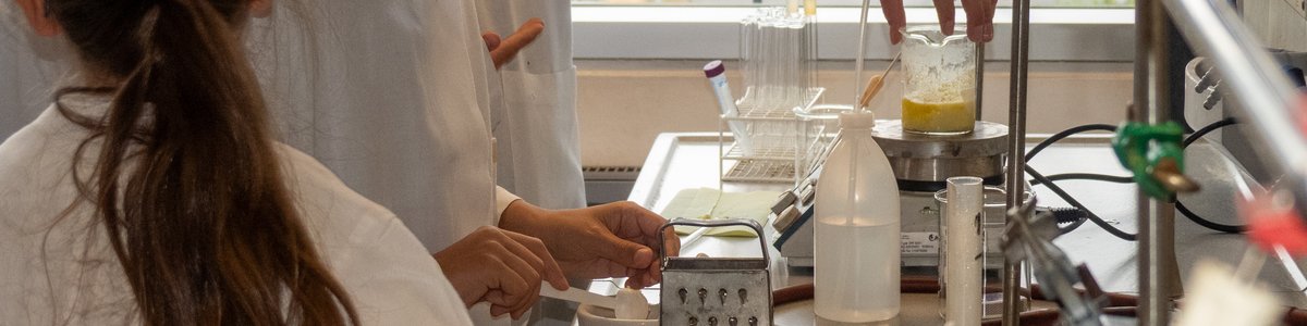 Kinder im Chemie-Labor