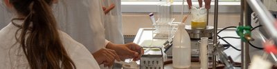 Kinder im Chemie-Labor