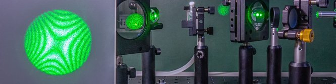 Foto optischer Tisch mit grünem Laser