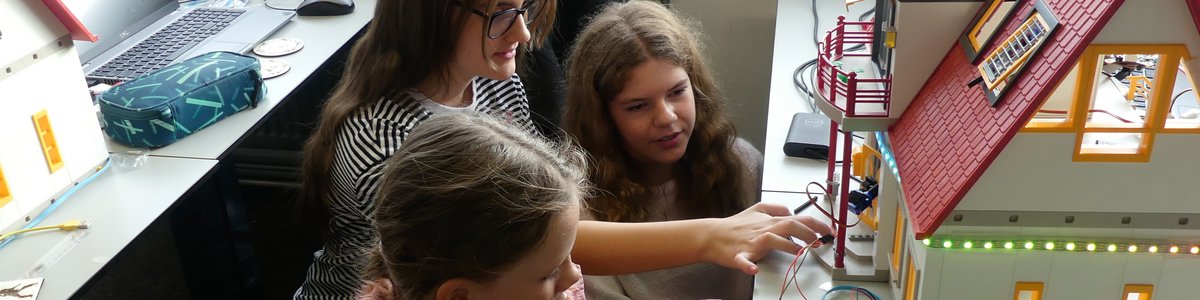 Mädchen im Informatiklabor