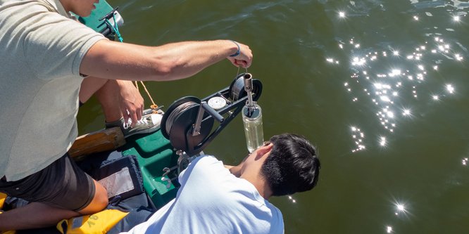 Probennahme vom Boot aus