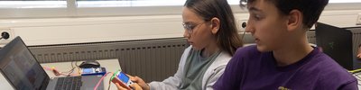 Teilnehmende programmieren am Computer