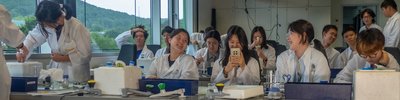 Schülergruppe im Labor