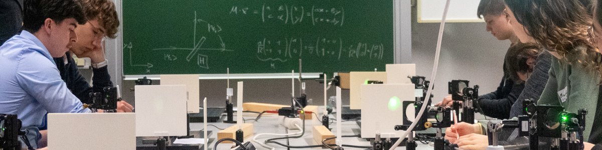 Schüler*innen im Labor