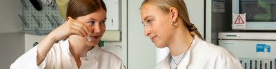 Schüler*innen im Labor