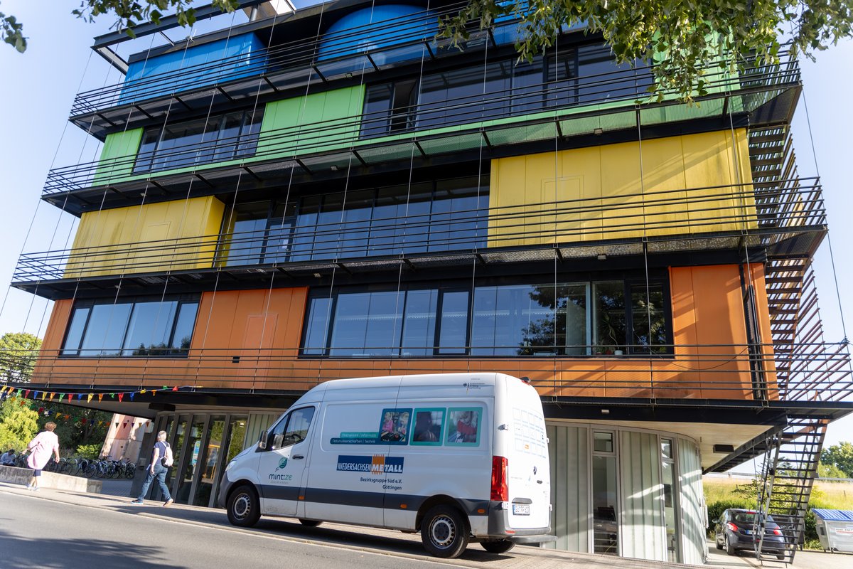 MINT-Mobil vor dem XLAB