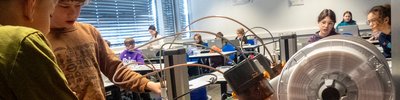 Schüler*innen machen 3D-Druck 