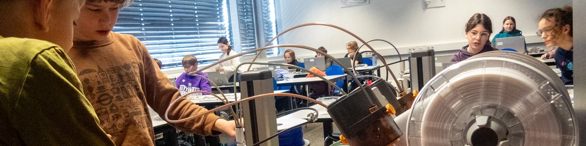 Schüler*innen machen 3D-Druck 